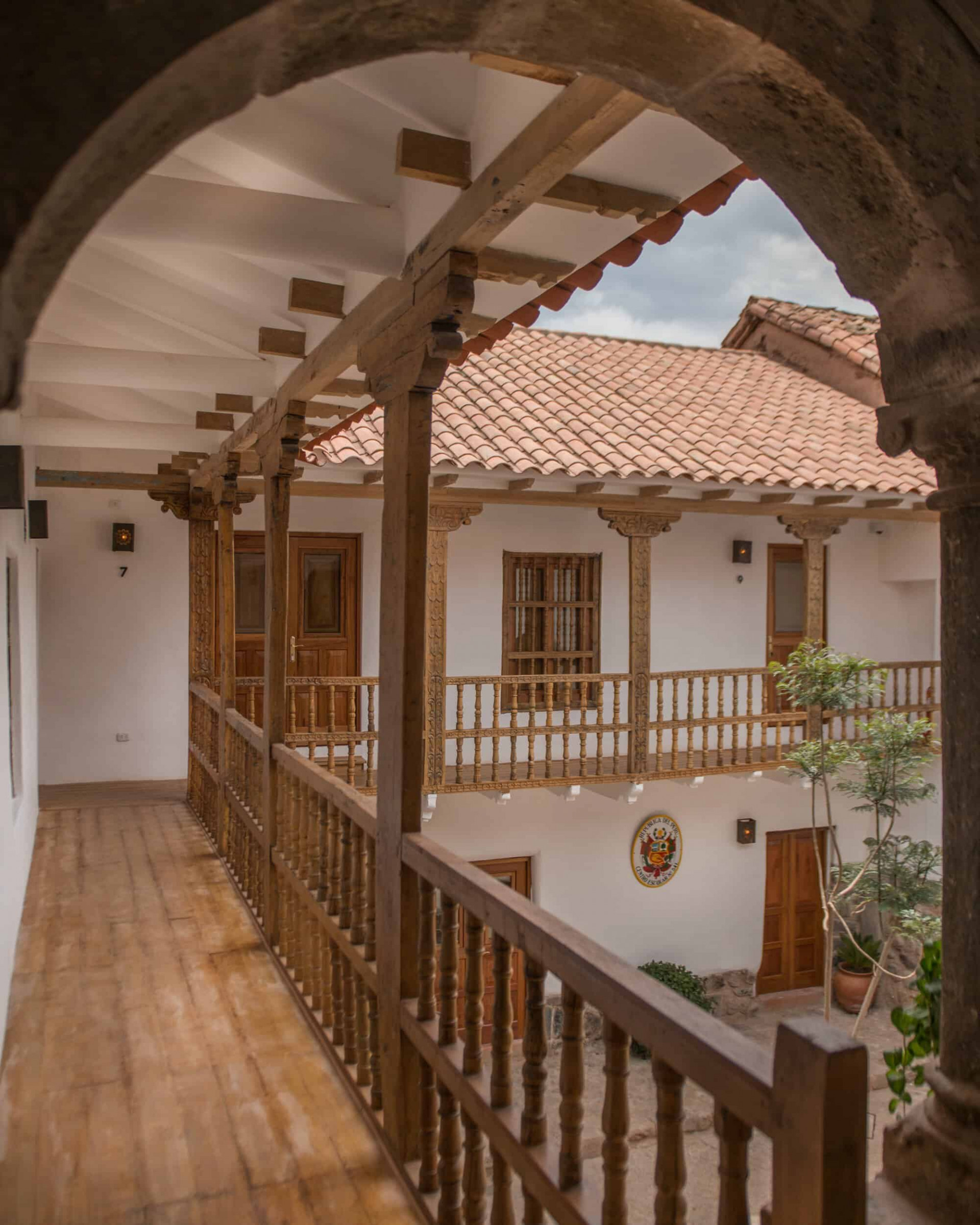 Pasillos en la parte superior de madera